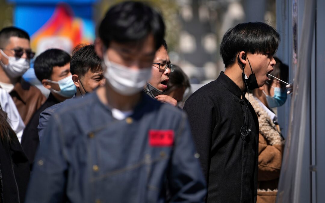 Shanghai lockdown triggers complaints as COVID cases rise
